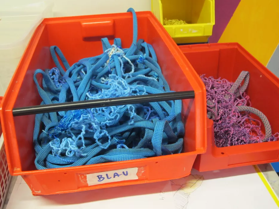 Aufnahme einer orangen Box mit blauen Bändel.