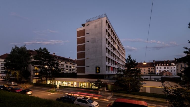 Aussenansicht des Gebäude des B in der Abenddämmerung.