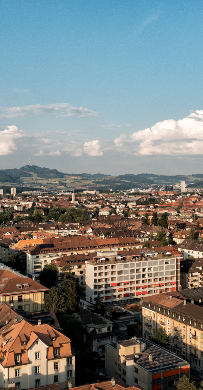 Drohnenaufnahme vom Gebäude B mit Aussicht auf Stadt Bern. 