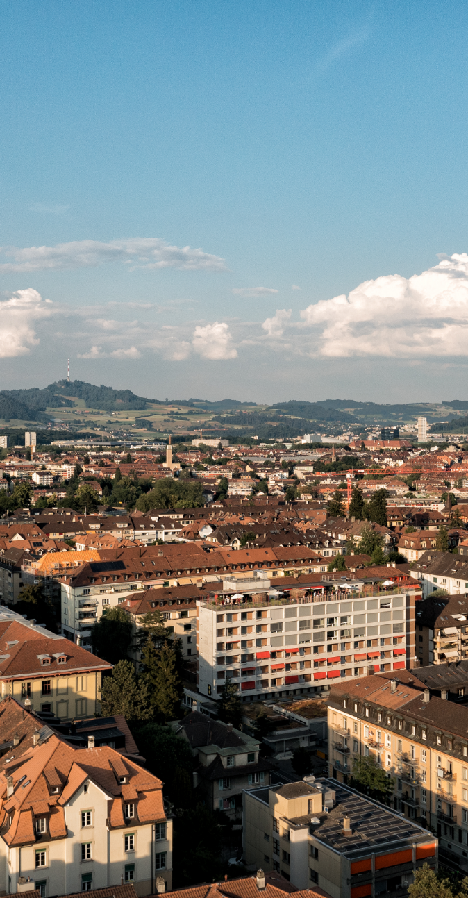 Drohnenaufnahme vom Gebäude B mit Aussicht auf Stadt Bern.