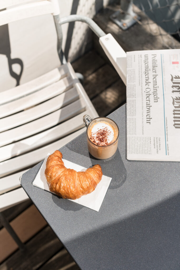 Kaffee und Gifpel mit Tageszeitung