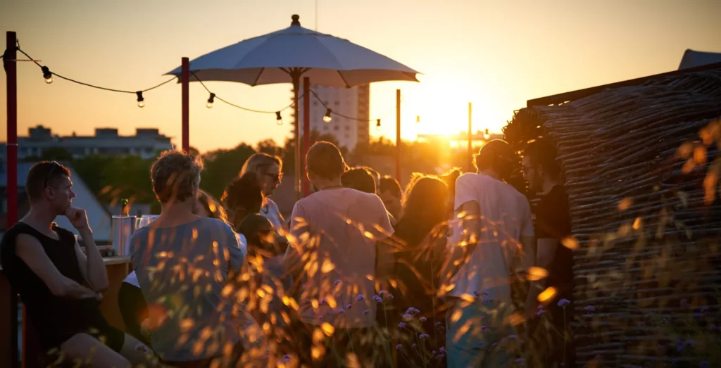 Bild zeigt die Rooftopbar 8 des B mit einem Sonnenuntergang