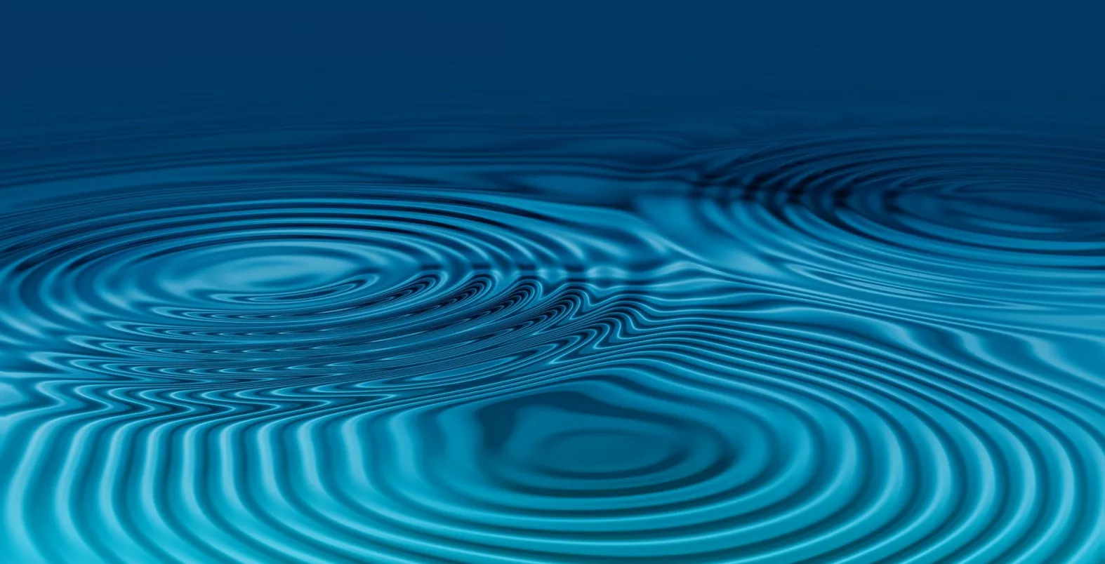 Blaues Wasser mit Wellen die ein Muster bilden
