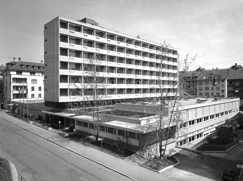 Schwarz/Weiss Aufnahme vom Gebäude vom B