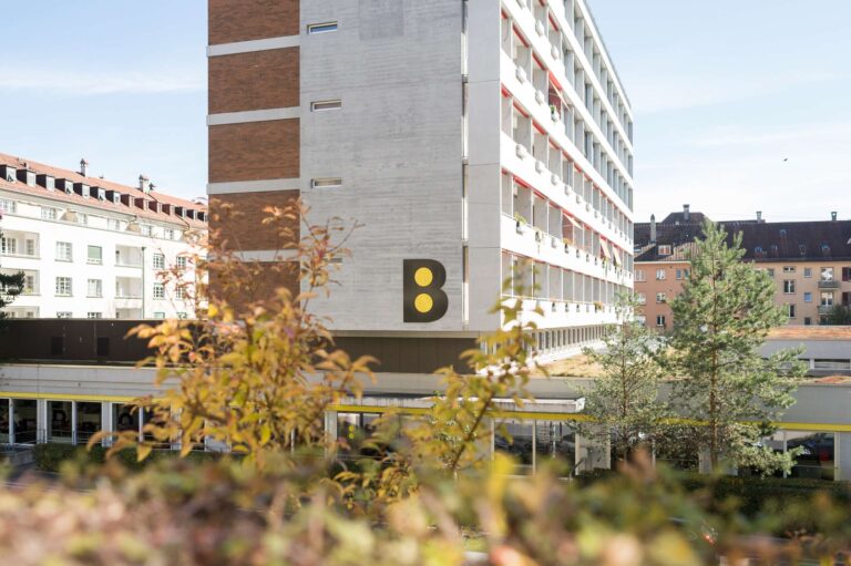 Aussenaufnahme vom Gebäude B mit der Beschriftung B an der Fassade.