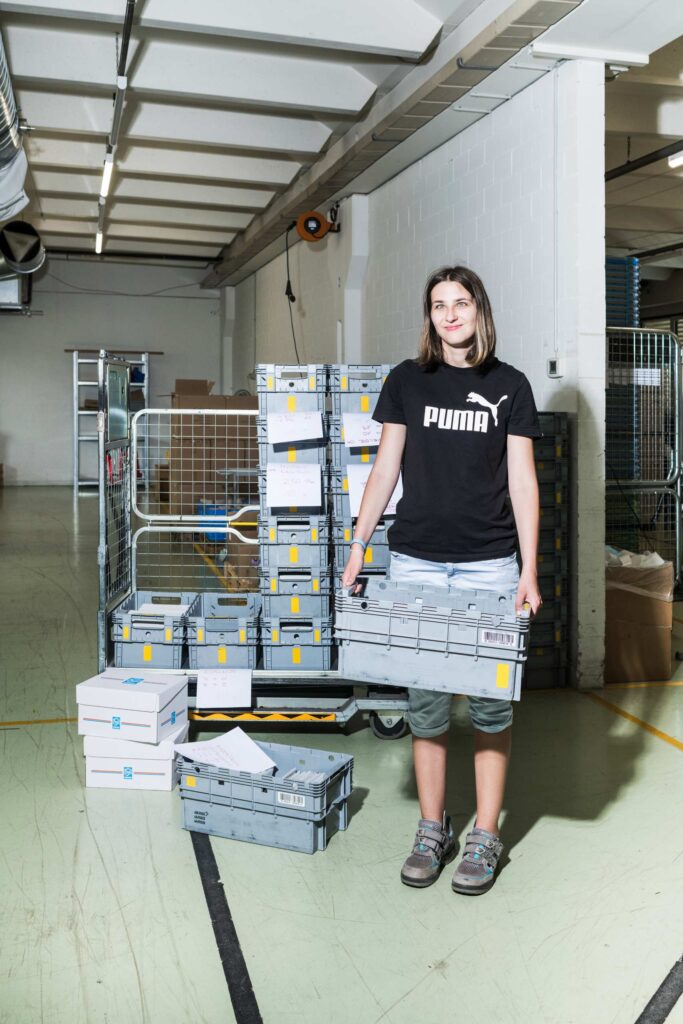 Bild zeigt, eine Mitarbeiterin vom B die im Betrieb Verpackung Logistik arbeitet. 