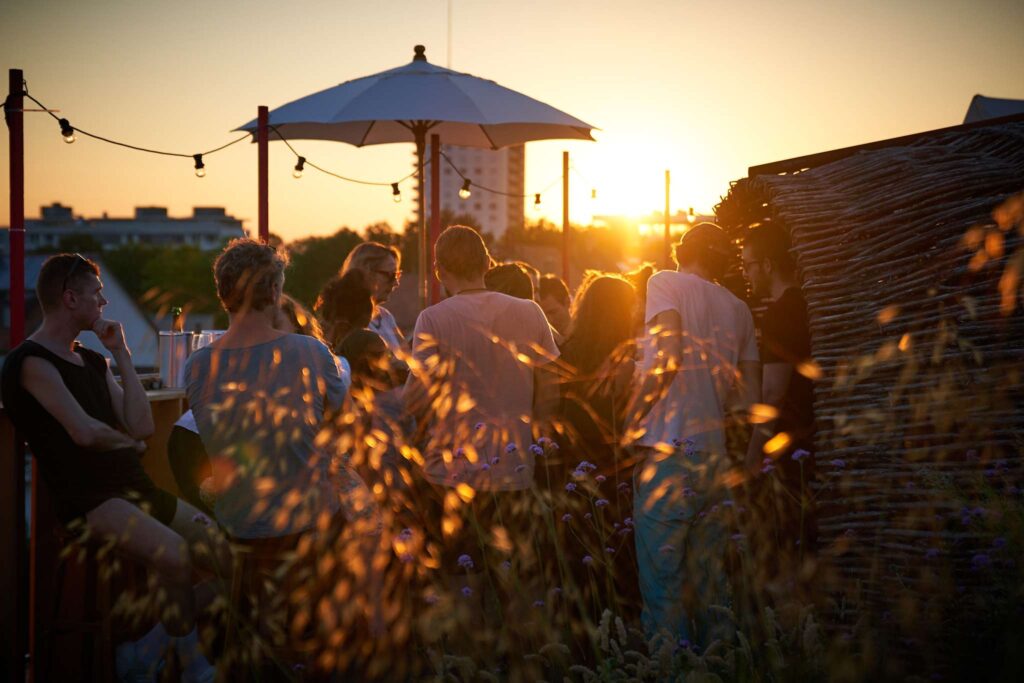 Dachterrasse vom B bei Sonnenuntergang an einem schönen Sommerabend. 