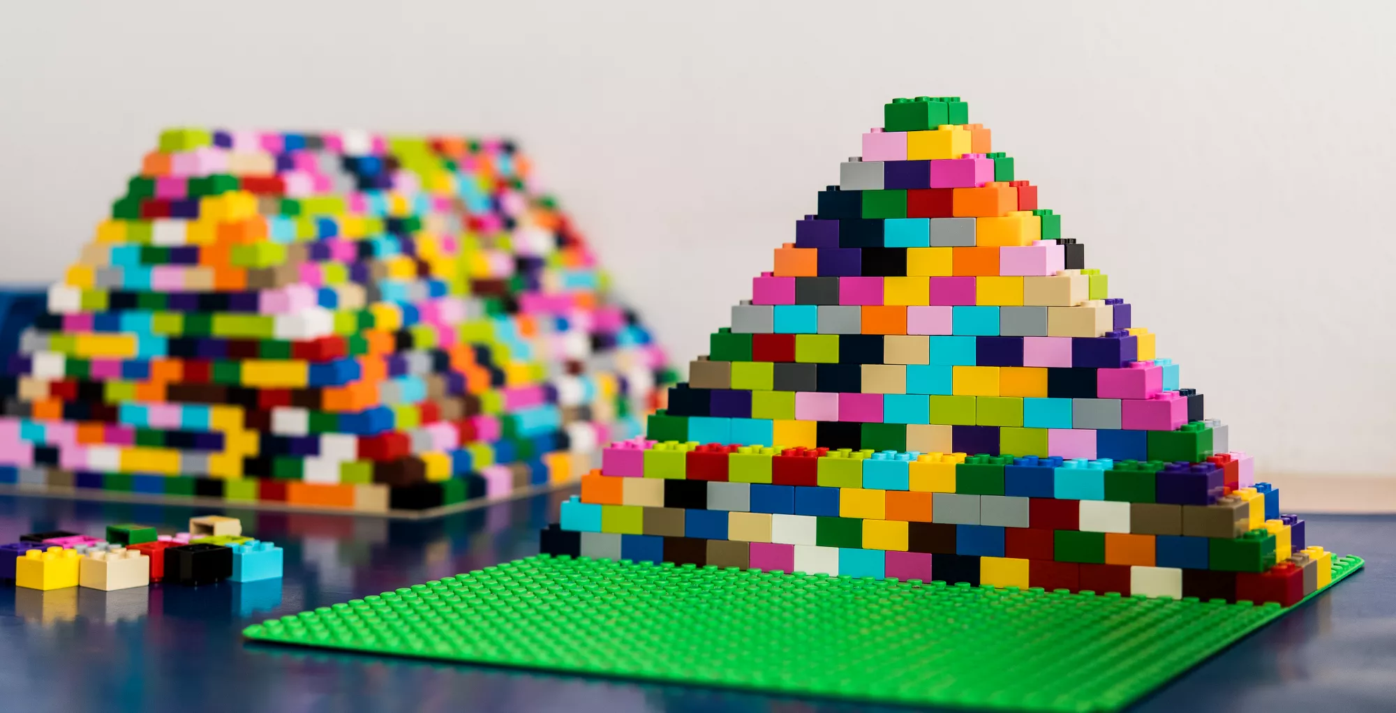 Bild zeigt bunte Legosteine, die zu einer Pyramide gebaut wurden