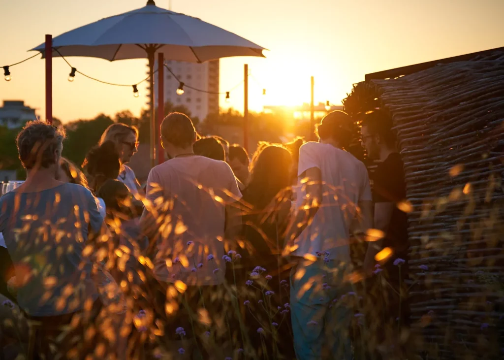 Junge Leute auf der Bar8 bei Sonnenuntergang