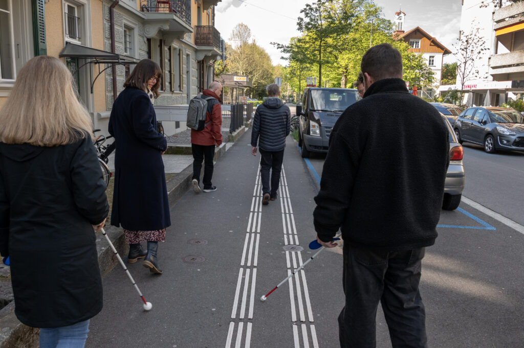 Teilnehmer des Workshops folgen mit dem Langstock den Leitlinien.