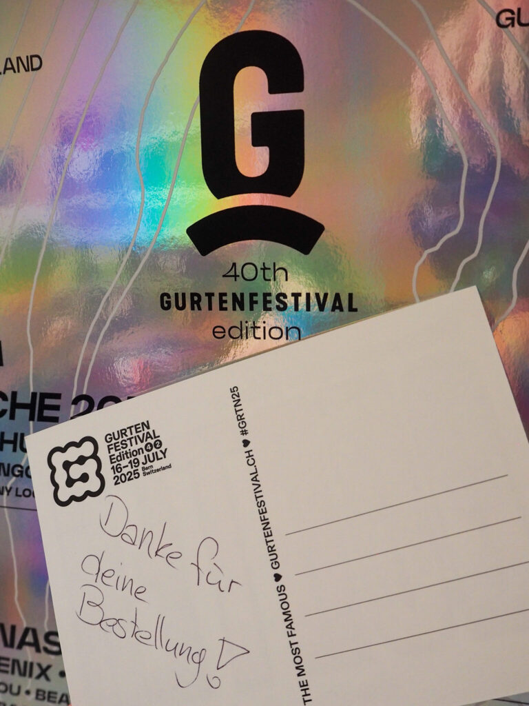 Plakat vom Gurtenfestival, Karte im Vordergrund mit Danke für deine Bestellung.