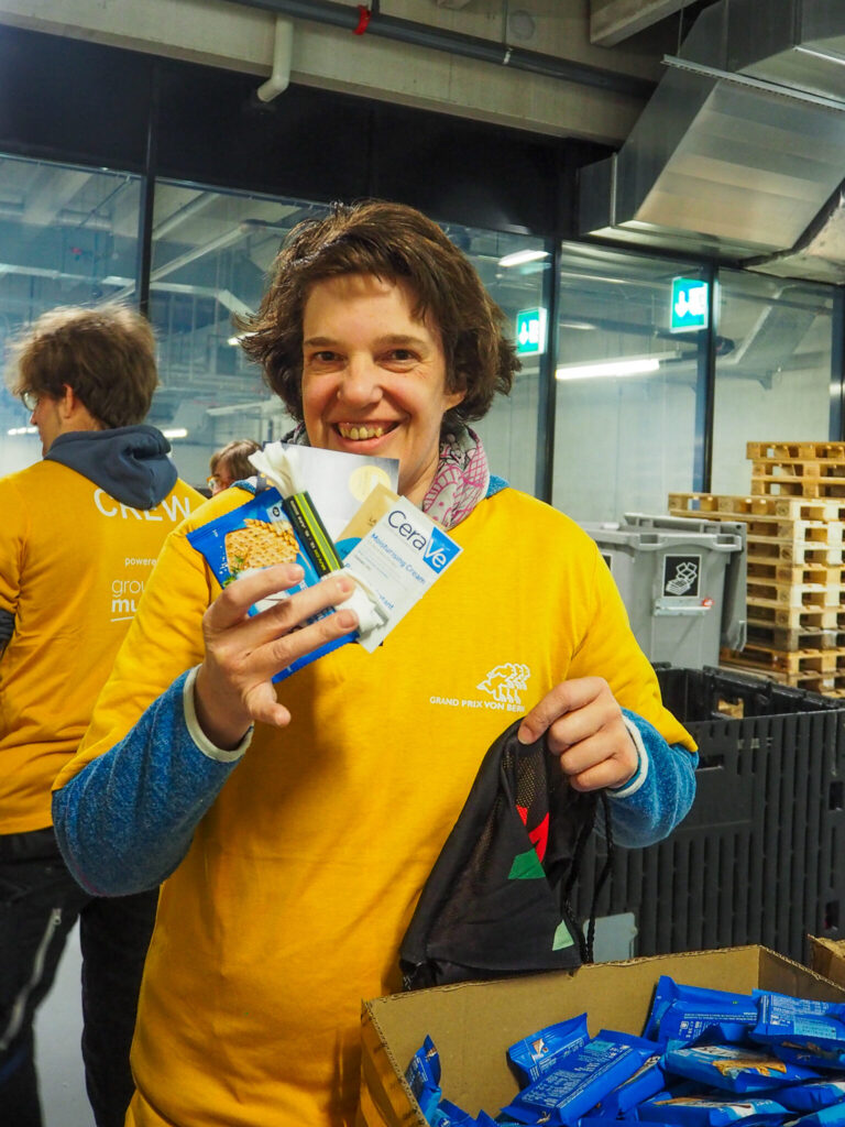 Nicole beim Zielsackabpacken