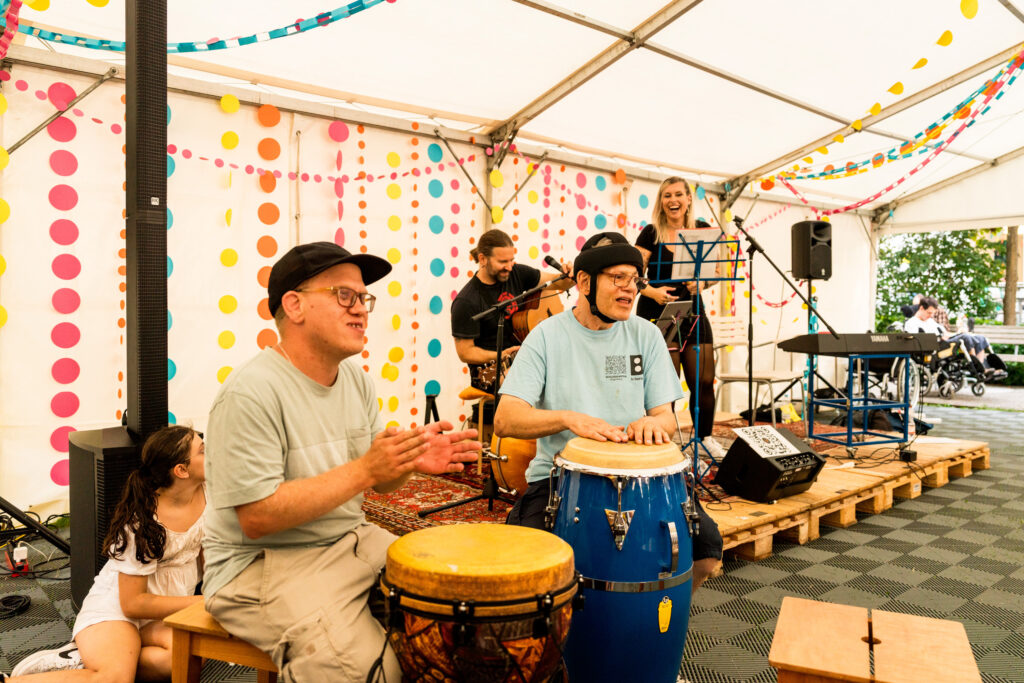 Bewohnende musizieren an einem Sommerfest