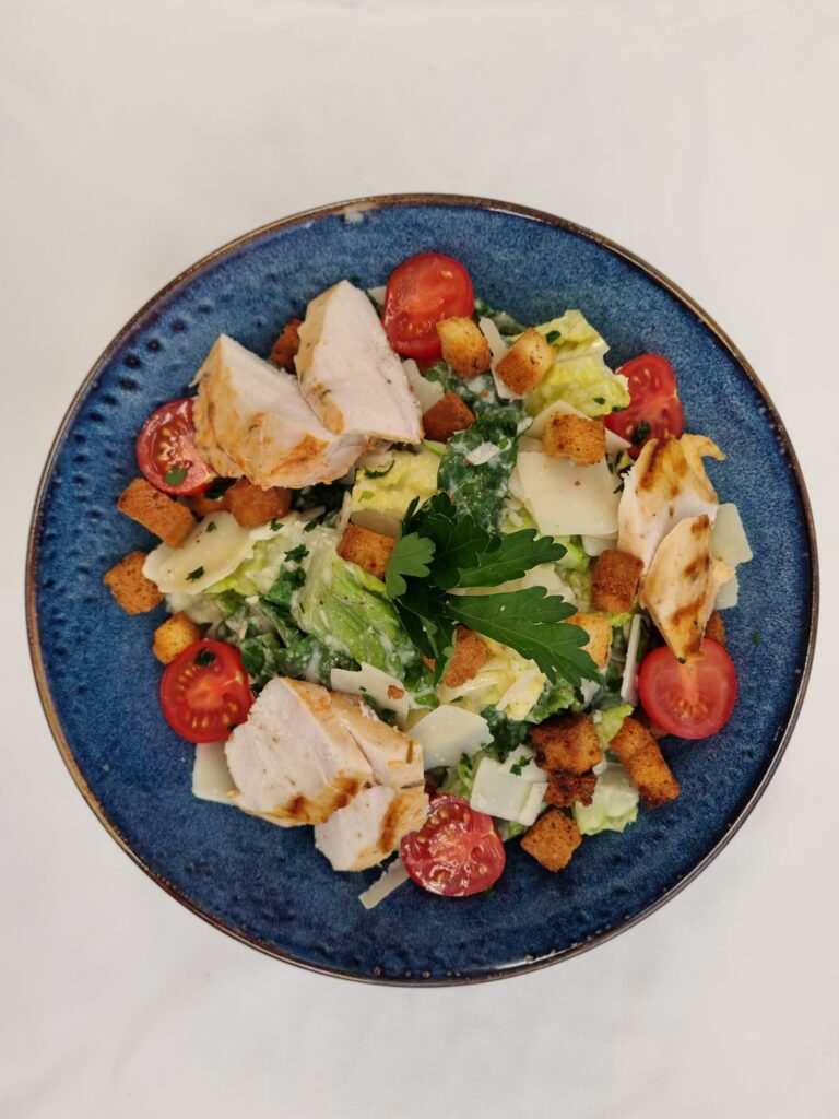 Ceasar Salat mit gebratener Pouletbrust, Parmesan und Croutons