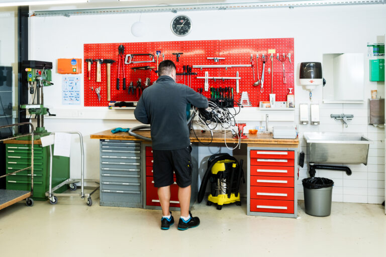 Mitarbeiter vom Betriebsunterhalt in der Werkstatt