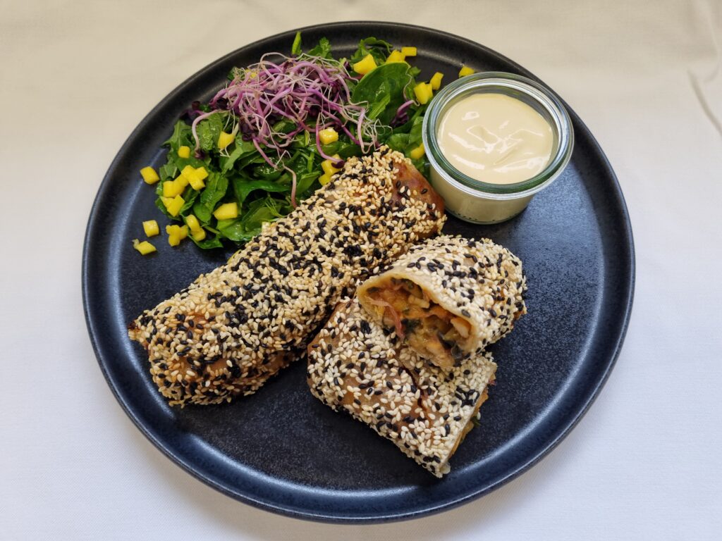 Poulet-Mangorollen mit Sesamdip und Kräutersalat