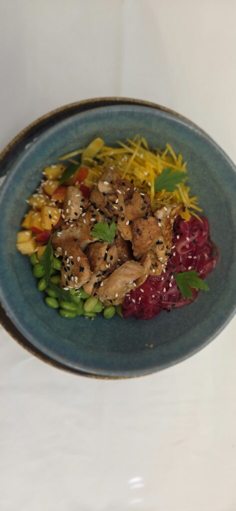 Honig-Sesam Bowl mit Poulet, Pfälzer, Edamame, rote
Zwiebeln, Nektarinen und Mais-Linsen Couscous