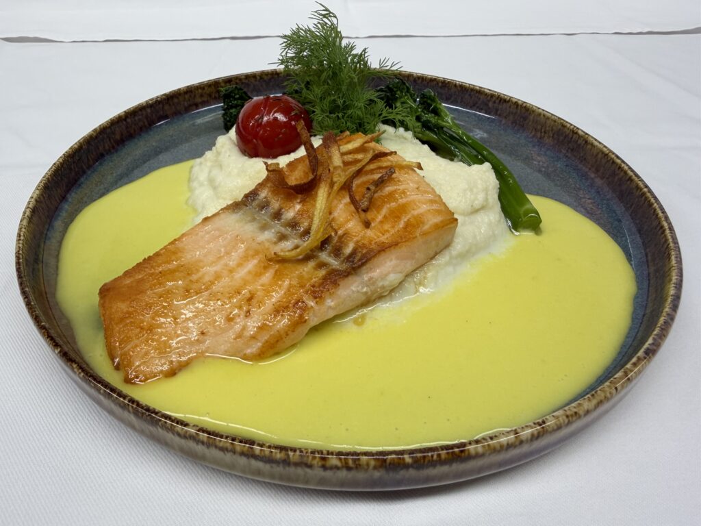 Grilliertes Lachsfilet an Safransauce mit Blumenkohl-Kartoffelpüree und wilder Brokkoli